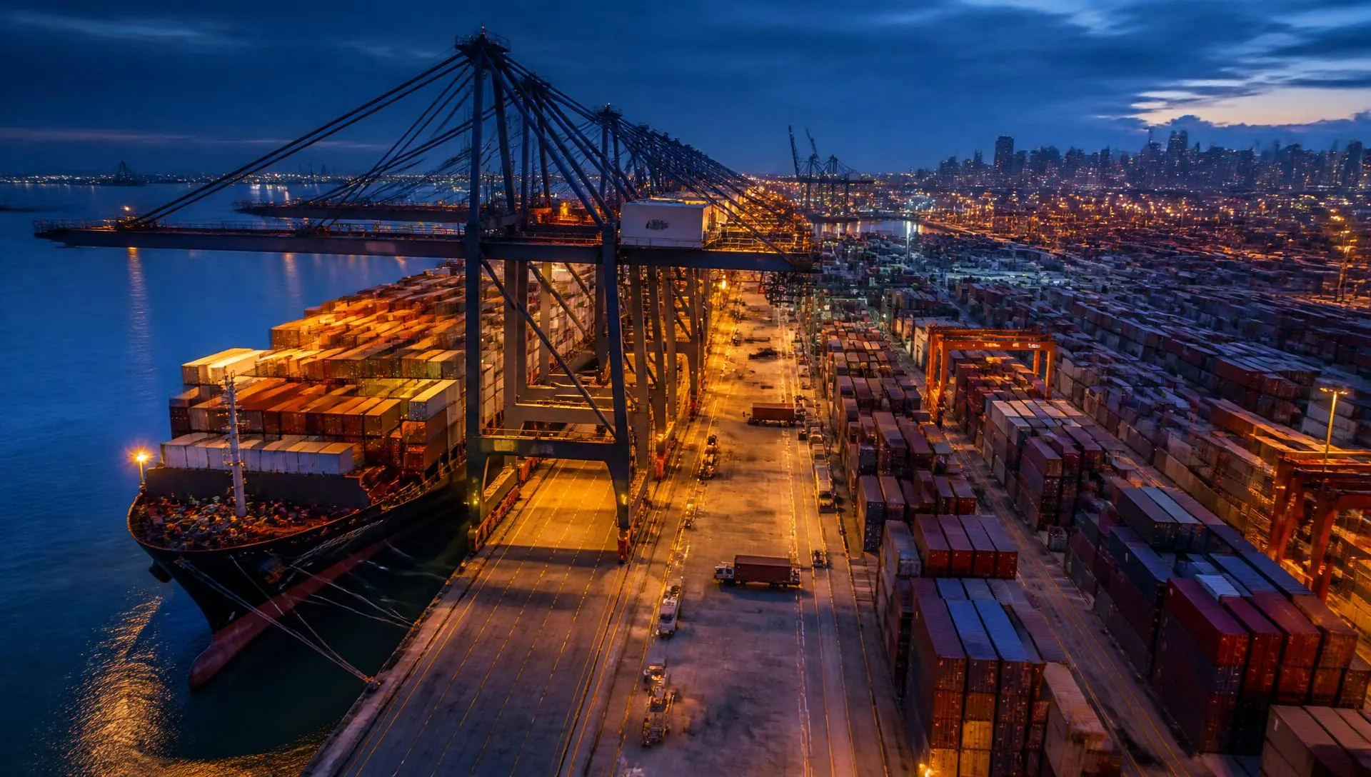 Porto internacional com navios de carga e guindastes ao entardecer